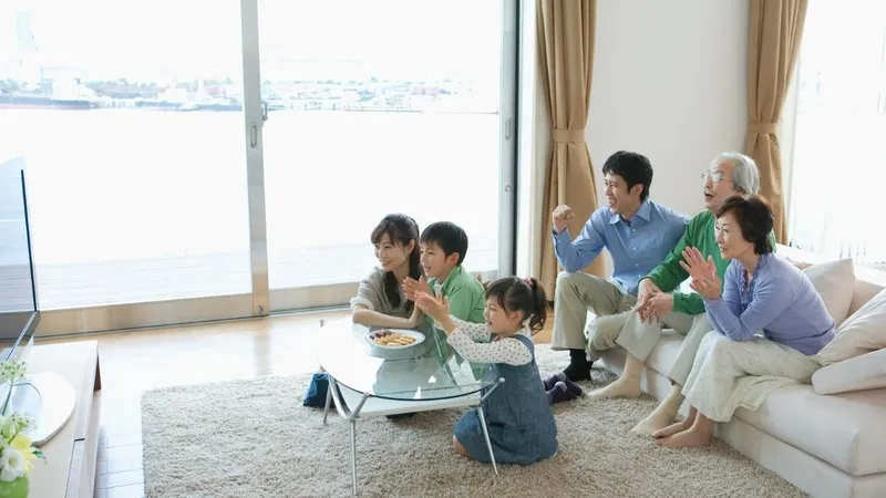 Vì sao cần giữ khoảng cách ngồi xem tivi hợp lý?