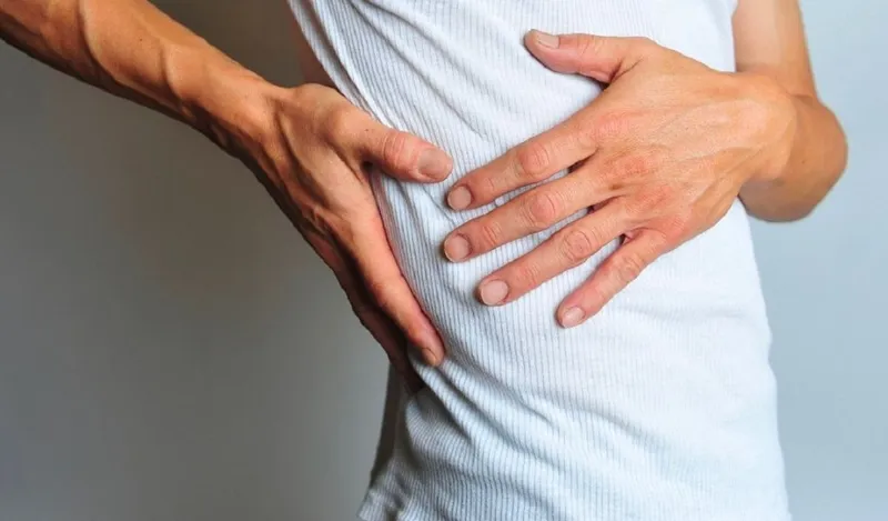 Đau thắt lưng bên phải là dấu hiệu của bệnh gì? Cách khắc phục