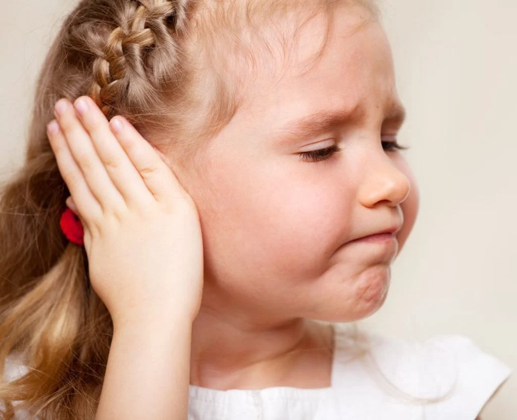 Bị viêm tai giữa có nên rửa bằng oxy già?
