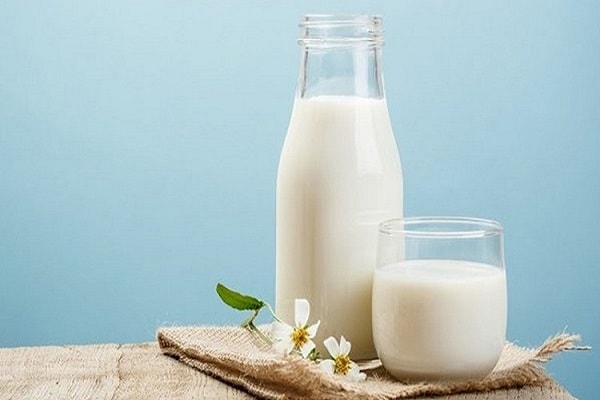 Phụ nữ sau sinh uống sữa tươi được không? Mẹ cần lưu ý gì?