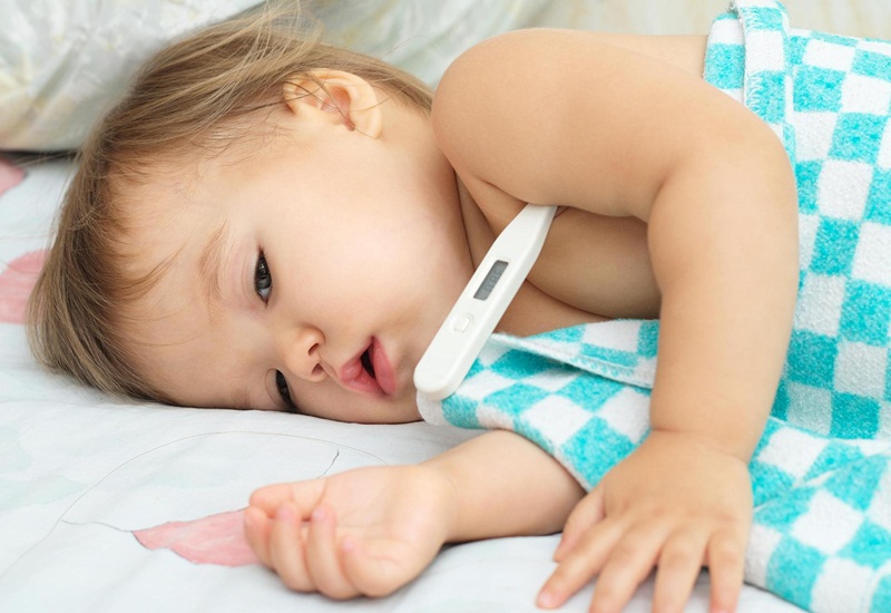 Trẻ bị ho, sổ mũi có nên gội đầu? Những điều cha mẹ cần biết