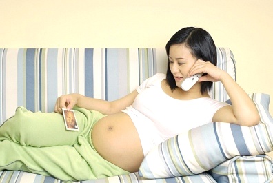 Mẹ bầu xem điện thoại nhiều có sao không?
